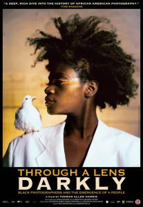 Through a Lens Darkly: Black Photographers and the Emergence of a People �������� �������